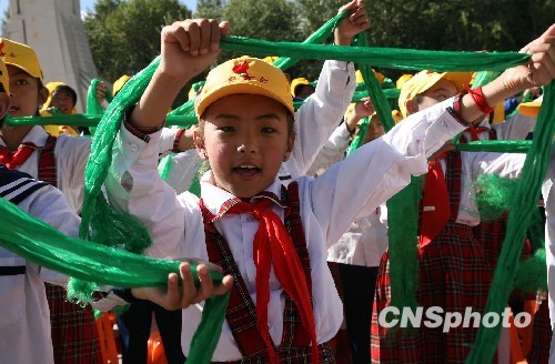 Les élèves de la première école primaire de Lhassa chantent la chanson : « ma patrie ». 