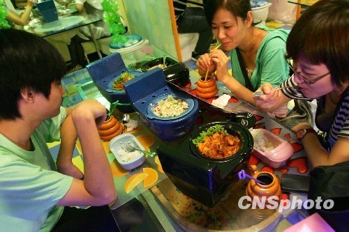 Depuis quelques jours, un restaurant ayant pour thème les toilettes devient de plus en plus à la mode parmi les jeunes Pékinois.