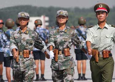 Des femmes militaires en formation pour la grande parade militaire du 1er octobre