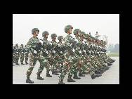 Le 5 septembre, des militaires participent à un entrainement sur un aéroport militaire de l'Armée Populaire de Libération, situé à Beijing.  