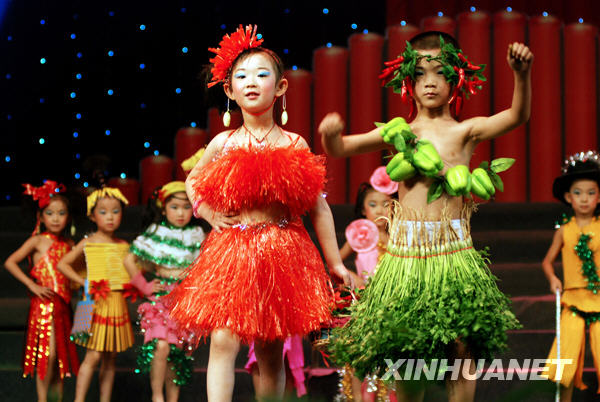 Les enfants de la crèche du district de Zouping dans la ville de Binzhou (province du Shandong) présentent leurs costumes végétaux.