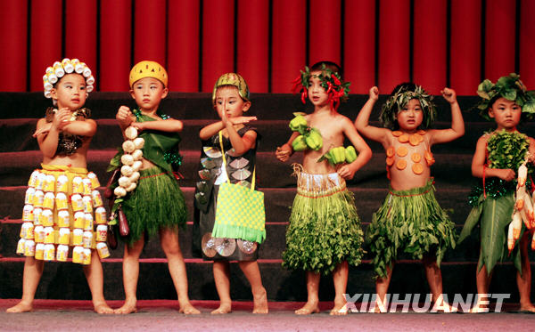 Les enfants de la crèche du district de Zouping dans la ville de Binzhou (province du Shandong) présentent leurs costumes végétaux.