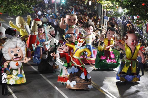 Le 12 septembre, des statues de personnages de dessins animés durant le défilé.