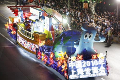 Le 12 septembre, un char de fleurs sur le thème de l&apos;Expo universelle de Shanghai.