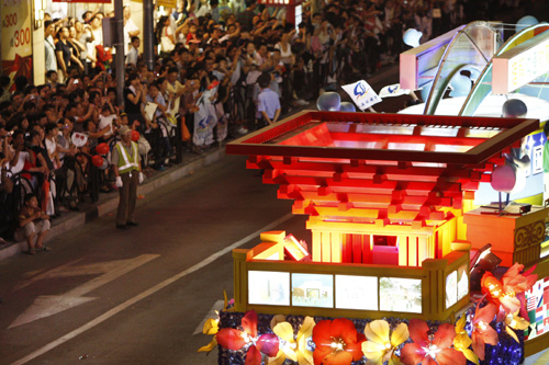Le 12 septembre, le char de fleurs orné d&apos;un modèle réduit du pavillon chinois de l&apos;Expo universelle de Shanghai.