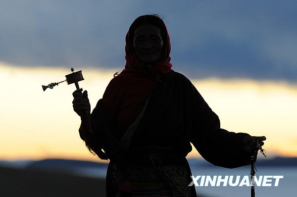 Photo : un Tibétain sous les lumières du coucher du soleil, photo prise le 14 septembre 2009.