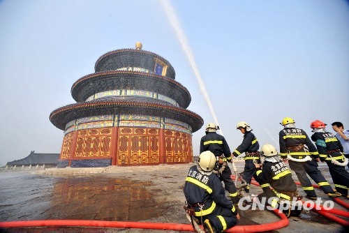 Le 17 septembre, afin d'assurer les visites dans le Temple du ciel durant la Fête nationale, les policiers ont procédé à des exercices de sécurité.