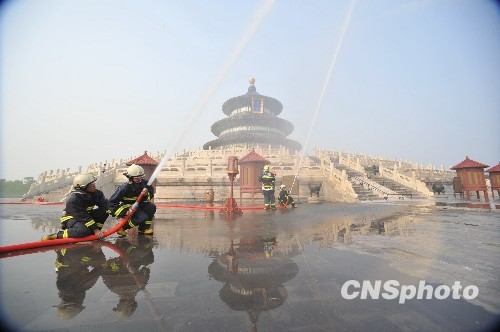 Le 17 septembre, afin d'assurer les visites dans le Temple du ciel durant la Fête nationale, les policiers ont procédé à des exercices de sécurité.