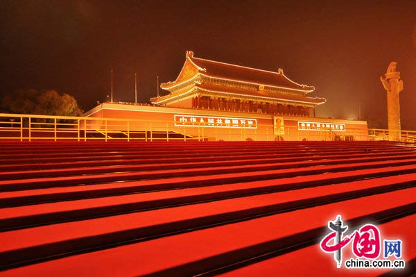 Le 17 septembre, des tribunes ont été installées par des ouvriers devant la place Tiananmen et le Palais de l'Assemblée Populaire Nationale, à l'occasion des cérémonies de la Fête nationale. 