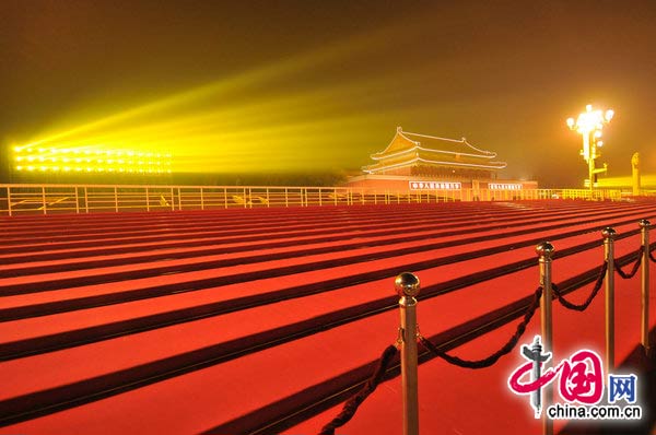 Le 17 septembre, des tapis rouges sur le pont Jinshui et des tribunes ont été installés devant la place Tian'anmen pour insuffler un air de fête. 