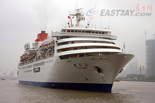 Le premier bateau de croisière de luxe étranger arrive à Shanghai pour le festival du tourisme