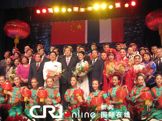 Après le spectacle, M.Kong a fait une photo de groupe avec les acteurs du spectacle.