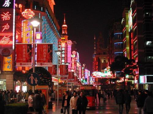 La rue Nanjing à Shanghai, l'un des principaux centres commerciaux de la ville