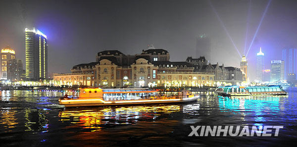 La rivière Haihe se pare d'illuminations nocturnes, photo prise le 22 septembre 2009