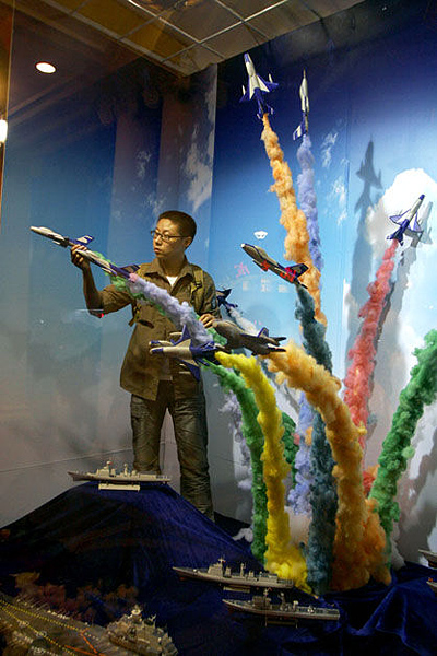 Le 23 septembre, à Shanghai, l'exposition des modèles réduits des équipements militaires pour les célébrations du 60e anniversaire de la Chine nouvelle a accueilli ses premiers visiteurs, derrière les vitrines du magasin Yong'an, sur la rue Nanjing. Cette exposition de la parade militaire miniature est composée de 170 modèles réduits des armées de terre, de mer et de l'air.