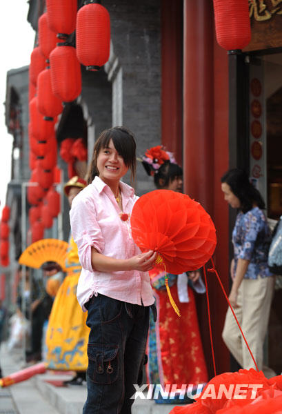 Photo : le 23 septembre, plusieurs boutiques le long de l'avenue de la Porte Qianmen se sont parées de lanternes rouges pour préparer l'ouverture officielle de cette rue commerçante, le 28 septembre.