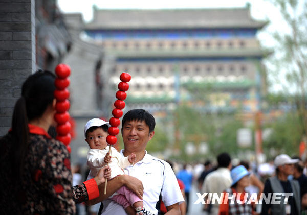 Le 23 septembre, un enfant attiré par un bâton de Tanghulu (brochettes de fruits recouvertes de caramel), dans le quartier de Qianmen.