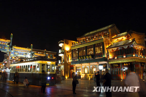 L&apos;avenue de la Porte de Qianmen se pare de magnifiques illuminations, photo prise le 22 septembre.