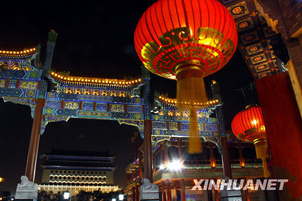 L'avenue de la Porte de Qianmen se pare de magnifiques illuminations, photo prise le 22 septembre.