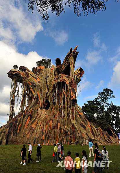 Les visiteurs se rendent devant le château d'arbre dans le « royaume », photo prise le 19 septembre.