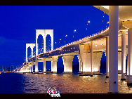 Le pont Xiwan se pare d'illuminations nocturnes.