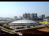 Le stade des Jeux d'Asie de l'Est (Dongya). Cet édifice est le plus grand stade couvert de Macao.