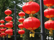 Beijing : le Jardin Daguanyuan se pare de lanternes rouges pour accueillir la Fête nationale