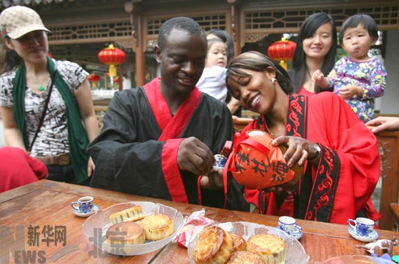 Suzanne et Richard, deux touristes ougandais portant les vêtements traditionnels chinois y ont participé. 