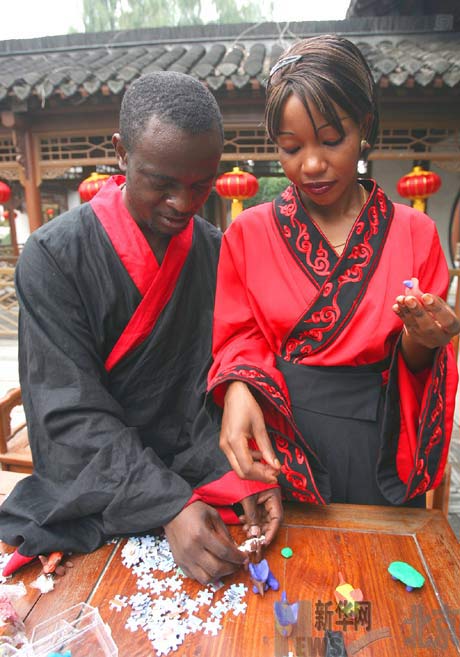 Suzanne et Richard, deux touristes ougandais portant les vêtements traditionnels chinois y ont participé. 