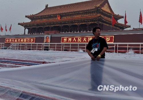 Le soir du 29 septembre, le temps était couvert. Des bâches en plastique ont été disposées sur les tribunes de la Porte Tian'anmen pour les protéger de la pluie.