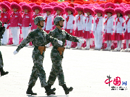 La section de l'infanterie traverse  la porte Tian'anmen