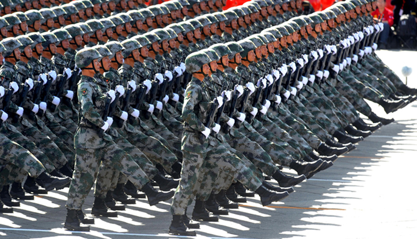 La section de l'infanterie traverse la porte Tian'anmen