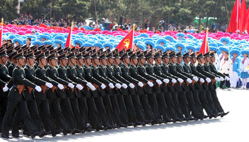 Section des élèves de l'infanterie traverse la place Tian'anmen