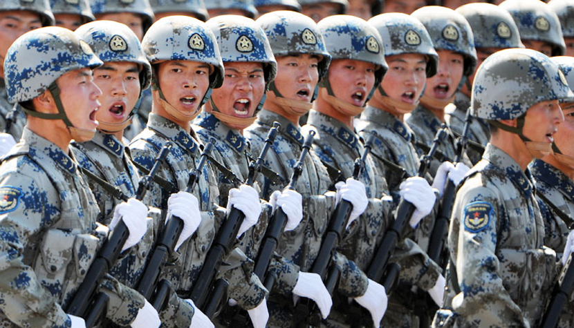 La section des parachutistes traverse la place Tian'anmen
