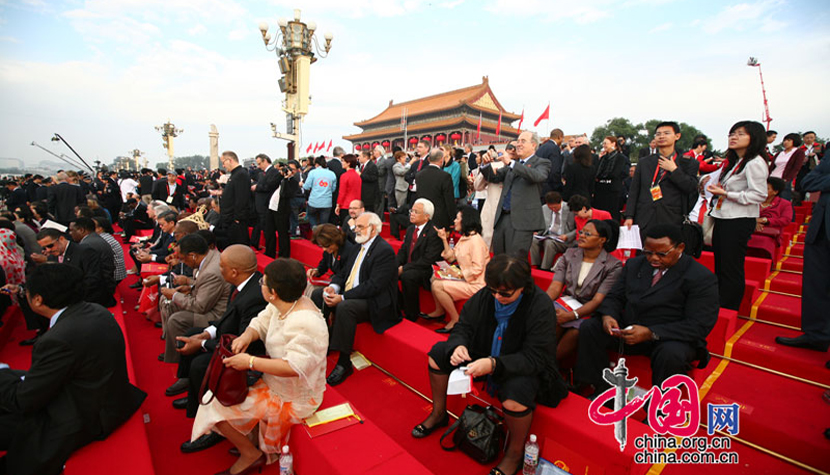 Les diplomates en Chine et les hôtes distingués assistent aux cérémonies de la 60e Fête nationale de la République populaire de Chine.