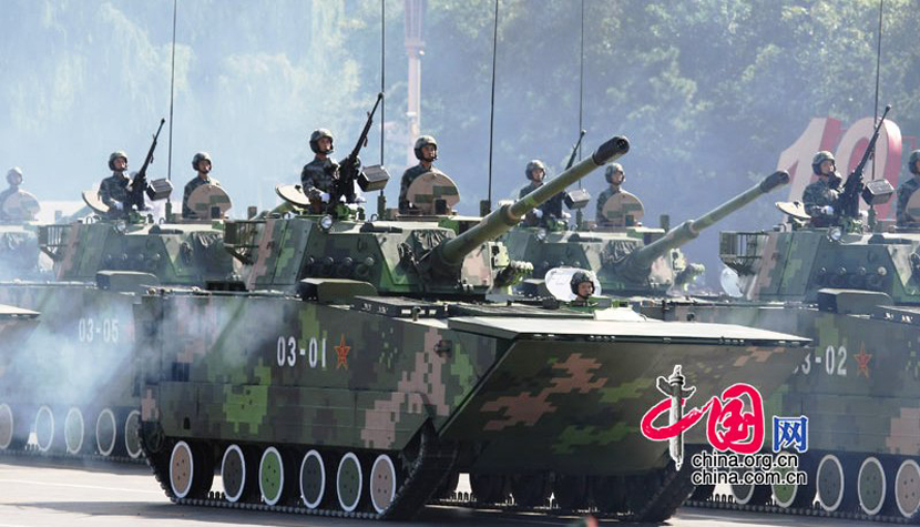 Les chars de combat entrent sur la place Tian'anmen