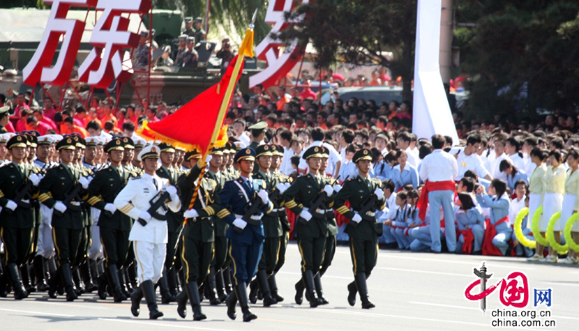 Le défilé militaire : le défilé à pied des forces armées de la République populaire de Chine