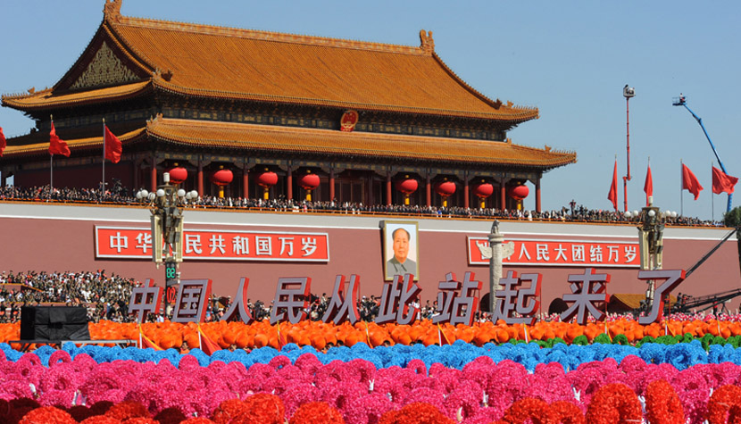 Les chars de carnaval au défilé de la fête nationale
