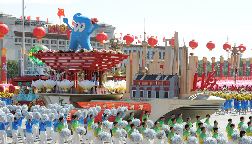 Des chars décorés de modèles réduits de monuments de 31 provinces, régions et municipalités autonomes, de Hong Kong, de Macao et de Taiwan