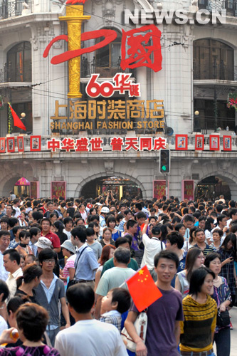 Beijing et Shanghai, deux plus grandes villes de la Chine, ont accueilli un grand nombre de touristes pendant le congé de la Fête nationale, a-t-on appris jeudi des autorités du tourisme locales. 