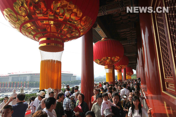 Beijing et Shanghai, deux plus grandes villes de la Chine, ont accueilli un grand nombre de touristes pendant le congé de la Fête nationale, a-t-on appris jeudi des autorités du tourisme locales. 