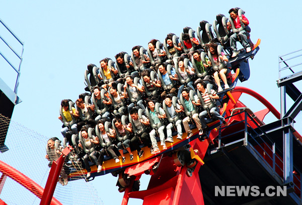 Beijing et Shanghai, deux plus grandes villes de la Chine, ont accueilli un grand nombre de touristes pendant le congé de la Fête nationale, a-t-on appris jeudi des autorités du tourisme locales. 
