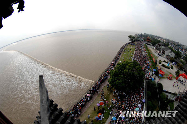Le 6 octobre, nombre de touristes contemplent le mascaret du fleuve Qiantang à Haining dans le Zhejiang.