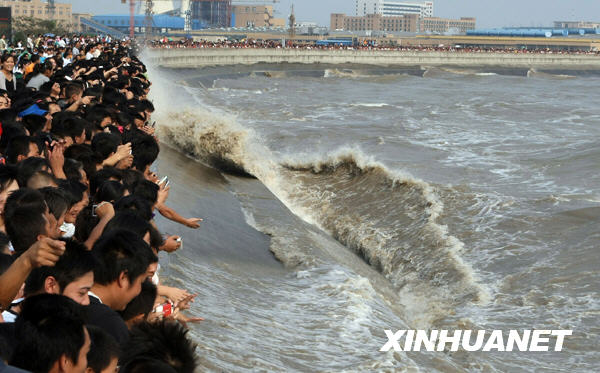Le 6 octobre, nombre de touristes contemplent le mascaret du fleuve Qiantang à Haining dans le Zhejiang.