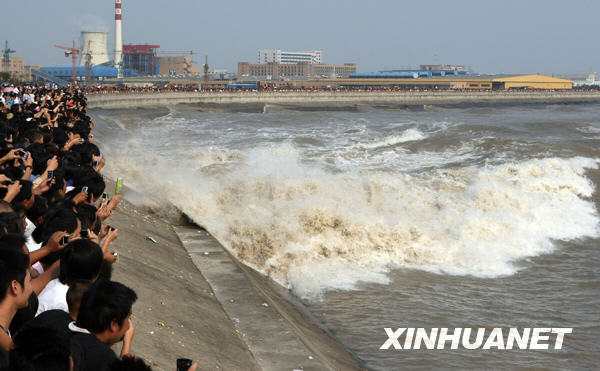 Le 6 octobre, nombre de touristes contemplent le mascaret du fleuve Qiantang à Haining dans le Zhejiang.