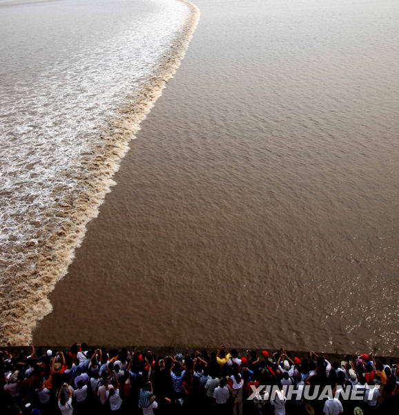 Le 6 octobre, nombre de touristes contemplent le mascaret du fleuve Qiantang à Haining dans le Zhejiang.