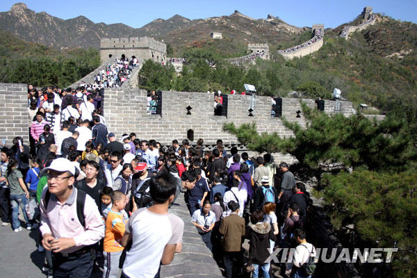 Le 3 octobre, nombre de touristes se rendent à la Grande Muraille de Badaling.
