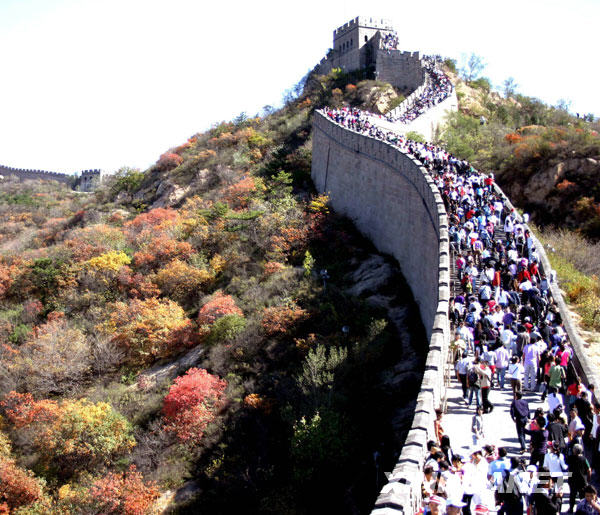 Le 3 octobre, nombre de touristes se rendent à la Grande Muraille de Badaling.