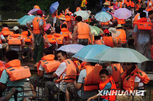 Cette année, dans la province du Hainan, la période d&apos;affluence de touristes a débuté plus tard que lors des années précédentes. Les touristes ont en effet commencé leur voyage après avoir regardé la parade du 60e anniversaire de la fondation de la République et après la fête de la Lune.