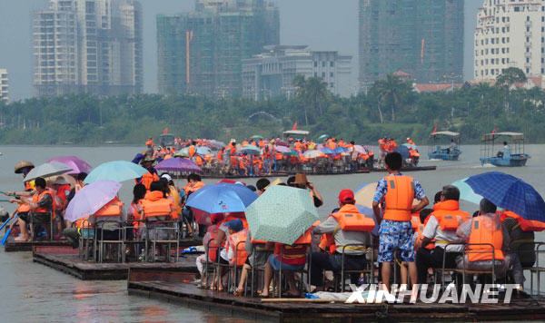 Le 4 octobre, un grand nombre de touristes descendent en radeau la rivière Wanquan dans la province du Hainan.